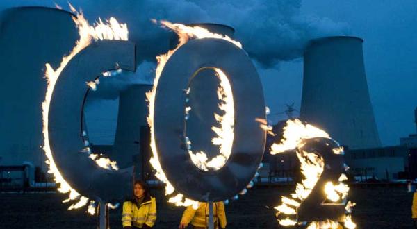 Greenpeace-Aktivisten demonstrieren mit dem brennenden CO2 Zeichen vor dem Braunkohlekraftwerk Jänschwalde, November 2008
