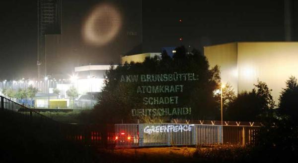 AKW Brunsbüttel an der Elbmündung, Greenpeace-Projektion "Atomkraft schadet Deutschland", September 2010