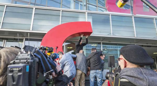 Vor vielen Kameras tragen CDU-Mitglieder das "C" zurück in die Parteizentrale