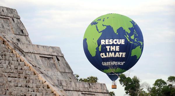 "Rettet das Klima!" fordert Greenpeace mittels Heißluftballon in Cancùn. 11/28/2010