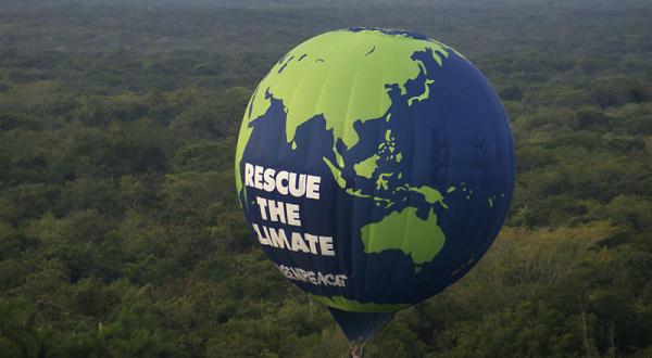 "Rettet das Klima" fordert Greenpeace mittels Heißluftballon11/28/2010