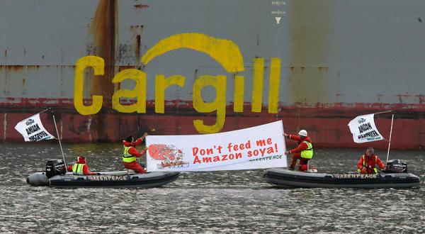 Greenpeace-Protest gegen die illegale Abholzung des Regenwalds für den Sojaanbau durch Cargill 04/08/2006