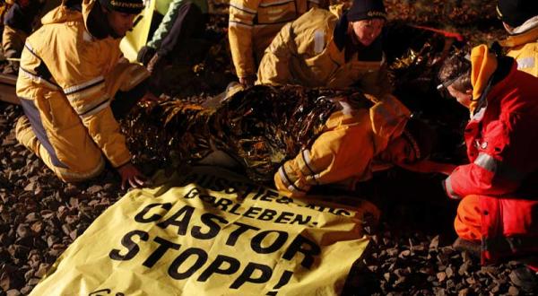 Die Polizei entfernt die angeketteten Greenpeace-Aktivisten vom Bahngleis 11/26/2011