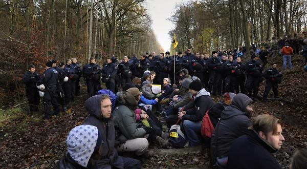 Anti-Castor-Protest: Sitzblockade auf den Gleisen zwischen Lüneburg und Hitzacker 07.11.2010