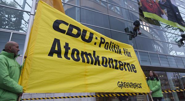 Aktion gegen Atomkraft vor der CDU-Parteizentrale: "CDU: Politik für Atomkonzerne" 10/28/2010