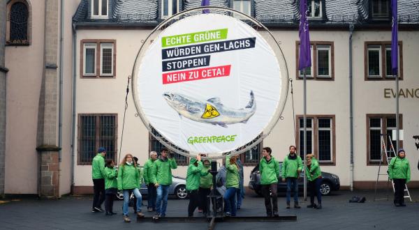 Aktivisten mit Rundbanner "Nein zu Ceta"