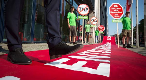 Rotes Banner mit Fuß, der daraufzutreten droht