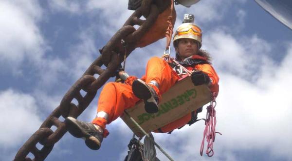 ktivisten klettern an der Anker-Kette der "Clipper Hope" hoch im Mai 2012