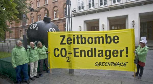 Aktion mit CO2-Bombe vor schleswig-holsteinischen Landtag zum CCS-Gesetz, September 2011
