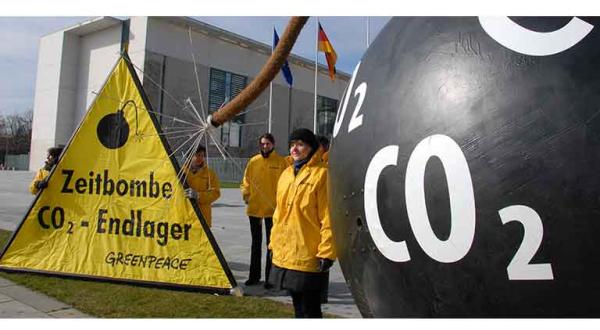 Aktivisten demonstrieren gegen CCS mit der CO2 Zeitbombe vor dem Bundeskanzleramt, März 2009