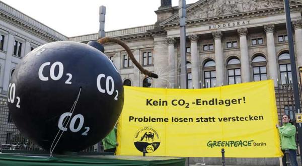 Protest gegen Verabschiedung CCS-Gesetz mit CO2-Bombenmodell, September 2011
