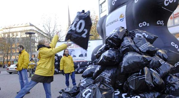 Hamburger Greenpeace Gruppe wirft schwarze Co2 Säcke vor Vattenfall-Kundenzentrum, November 2007