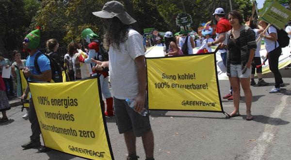 Greenpeace-Aktivisten nehmen an der Klima-Demonstration in Lima anlässlich der COP20 teil. Tausende von Menschen demonstrieren friedlich auf Limas Straßen und appellieren an die politischen Machthaber, die sich zum Weltklimagipfel trafen. 