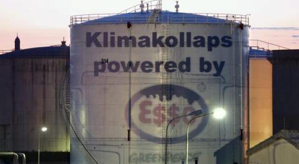 Projektion im Stuttgarter Ölhafen: "Klimakollaps powered by ESSO".  