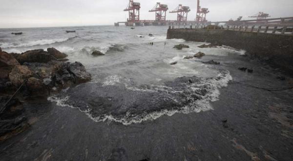 Ölpest in der Hafenstadt Dalian im Juli 2010