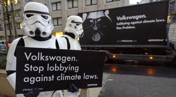 Verkleidete Aktivisten fordern in Brüssel Einsatz für den Klimaschutz von Autoherstellern, Dezember 2011