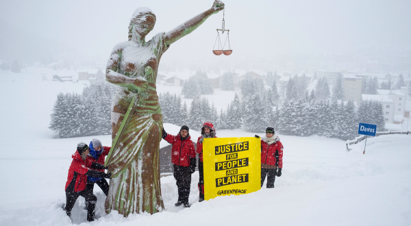 Zum Beginn des Weltwirtschaftsforums in Davos forderten Greenpeace-Aktivisten: "Justice for People and Planet". Dazu hatten sie eine Justitia-Statue aufgebaut