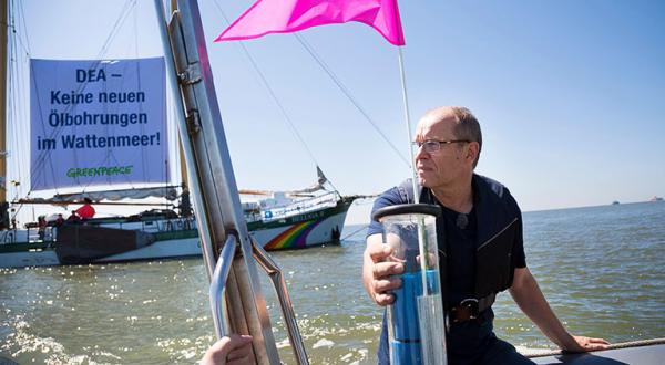 Greenpeace-Experte Jörg Feddern im Schlauchboot mit Boje