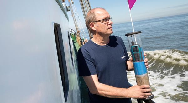 Jörg Feddern an Bord der beluga mit Boje in der Hand