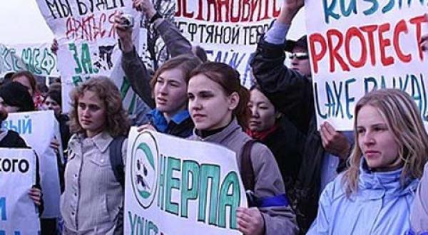 Russische Bürger demonstrieren gegen den Bau der Pazifik-Ölpipeline in nur 800 Meter Entfernung zum Baikalsee