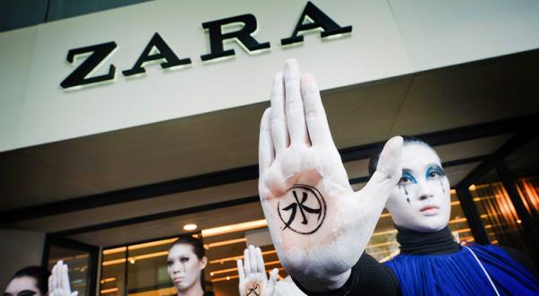 Blass geschminkte Aktivistinnen mit Detox-Logo vor Zara-Store in Taipei