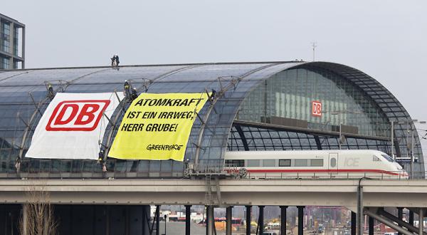 Greenpeace-Aktion am Berliner Hauptbahnhof