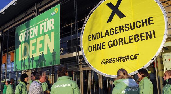 Greenpeace-Aktion vor der Bundesdelegiertenkonferenz der Grünen 11/19/2010