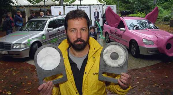 Greenpeace präsentiert Rußfiltervergleich eines Dieselmotors mit und ohne Rußfilter, September 2002