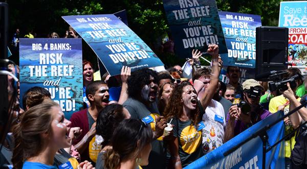 Menschen protestieren in Australien an der Commonwealth Bank gegen die Finanzierung von Kohleförderung am Great Barrier Reef.