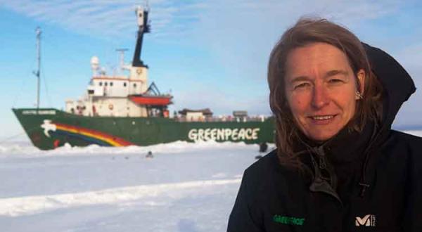 Meeresbiologin und Greenpeace-Expertin im arktischen Packeis vor Grönland, April 2008. 