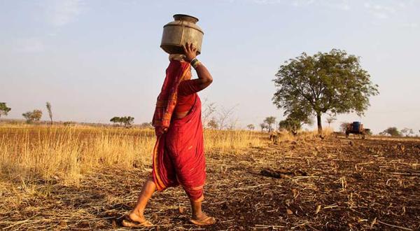 Indien: Frau transportiert Wasser