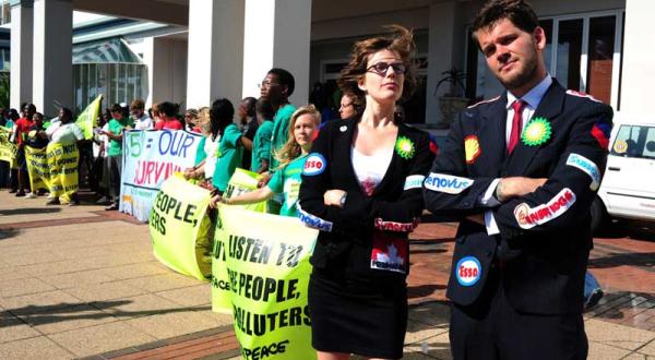 Protest in Durban gegen den Einfluss großer Konzerne auf die Klimapolitik im Dezember 2011