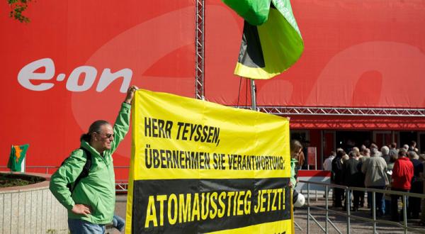 Greenpeace-Aktivisten vor der E.ON-Hauptversammlung 05/05/2011