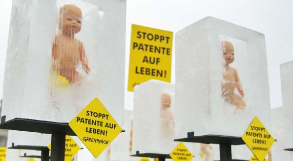 Greenpeace-Aktivisten protestieren mit 50 in Eisblöcken eingefrorenen Babypuppen vor dem Bundestag gegen Patente auf Leben. Anlass ist die Abstimmung der Parlamentarier zur Umsetzung der EU-Patentrichtlinie in deutsches Recht. 2004