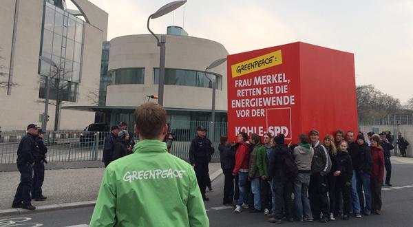 Greenpeace-Aktivisten fordern von Bundeskanzlerin Merkel, die Energiewende vor Sigmar Gabriel zu retten, Berlin 01. April 2014 