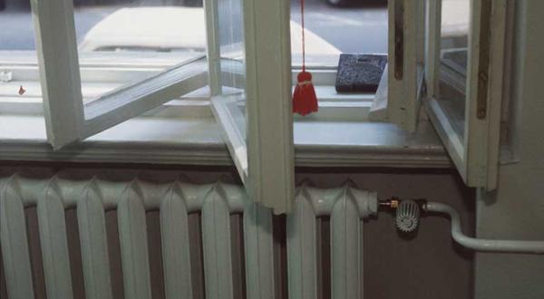 Energieverschwendung: Heizkörper/Heizung mit Thermostat vor offenen Fenster, August 1998