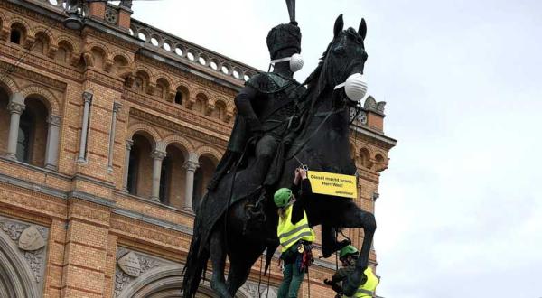 27. Februar 2017: Greenpeace-Aktivisten verpassen der Reiterstatue vor Hannovers Hauptbahnhof eine Atemmaske zum Schutz vor giftigen Dieselabgasen.