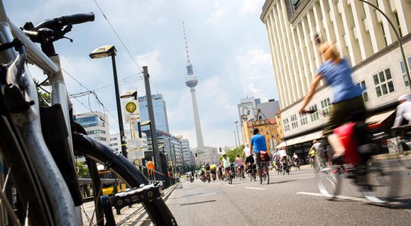 Fahrradfahrer, Berliner Fernsehturm im HIntergrund