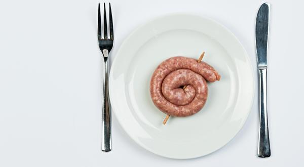 Bratwurst auf einem Teller - aus welcher Art der Tierhaltung das Fleisch stammt, wollen alle großen deutschen Lebensmittelhändler bald kennzeichnen.