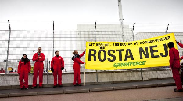 Aktivisten vor dem AKW Forsmark fordern: "Stimmt Nein" zu neuen Atomkraftwerken 06/14/2010