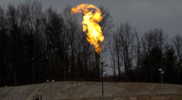 Erdgas aus Frackingprozess verbrennt. Aus einem Rohr erstreckt sich große Flamme