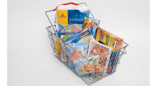 Einkaufskorb gefüllt mit Tiefkühlfisch Produkten aus dem Supermarkt. Dezember 2007