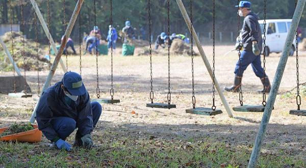 Dekontaminierungsarbeiter auf einem Spielplatz in Namie, Region Fukushima