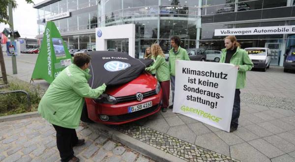 Greenpeace-Aktivisten protestieren bei VW-Händlern in Berlin, September 2011