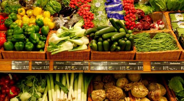 Gemüseregal in einem deutschen Supermarkt