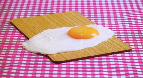 Spiegelei auf Brettchen, Mai 2004