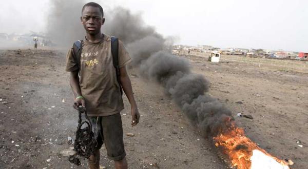 In Ghana wird Elektroschrott verbrannt, um Metalle zu gewinnen, April 2008. 