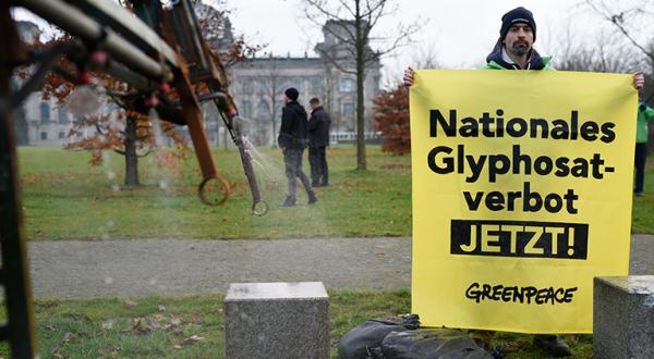 Mit einem Traktor spritzen Greenpeace-Aktivisten Wasser vor den Reichstag. Damit protestieren sie gegen die Entscheidung von Landwirtschaftsminister Christian Schmidt, Glyphosat um weitere fünf Jahre zuzulassen. Sie fordern ein nationales Glyphosat-Verbot
