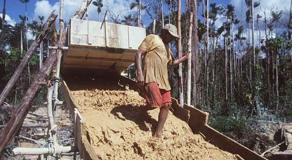 Ein Goldgräber arbeitet an einer Mine, 1994.