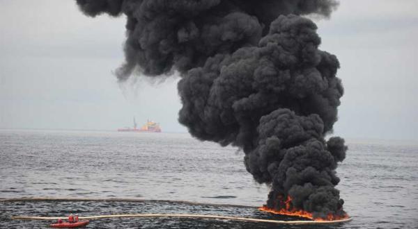 Die US-Küstenwache fackelt Öl im Golf von Mexiko ab im Mai 2010